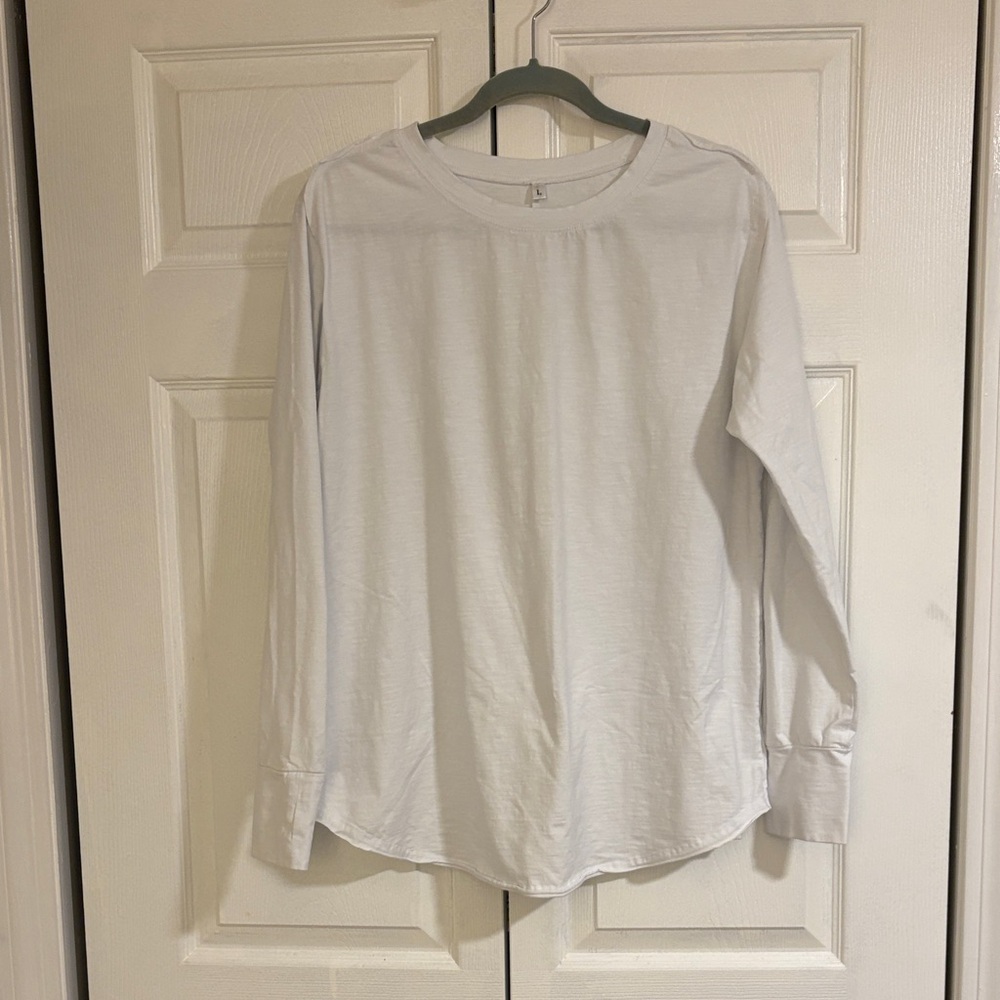 3/$15 🦞White Long Sleeve Women's Top with Thumb Holes. Size Large.
